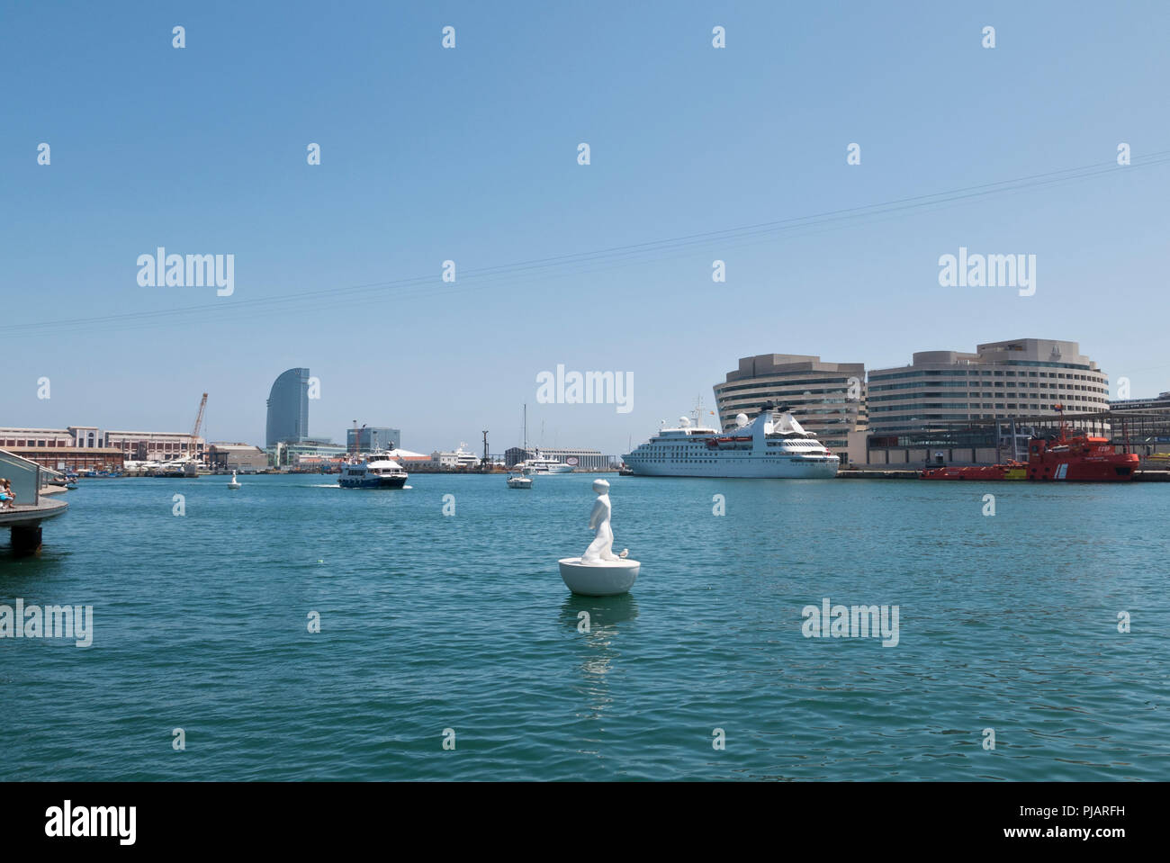 Une sculpture flottante par Robert Llimus dans le Port de Barcelone, Espagne Banque D'Images