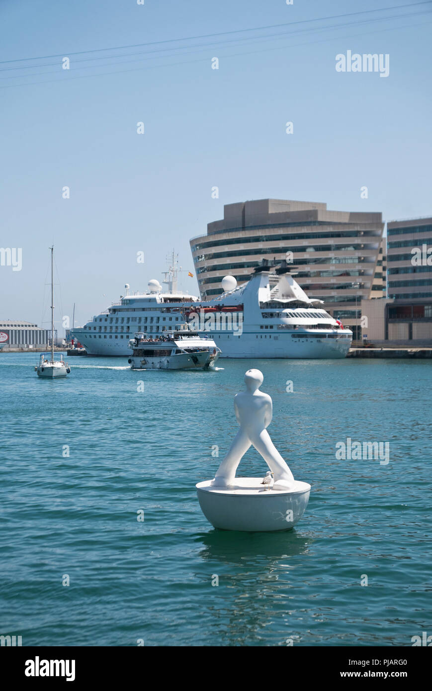 Une sculpture flottante par Robert Llimus dans le Port de Barcelone, Espagne Banque D'Images