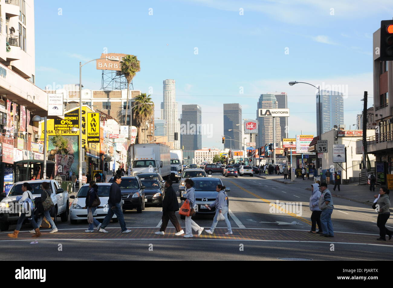 Les personnes qui traversent la rue au centre-ville de Los Angeles Banque D'Images