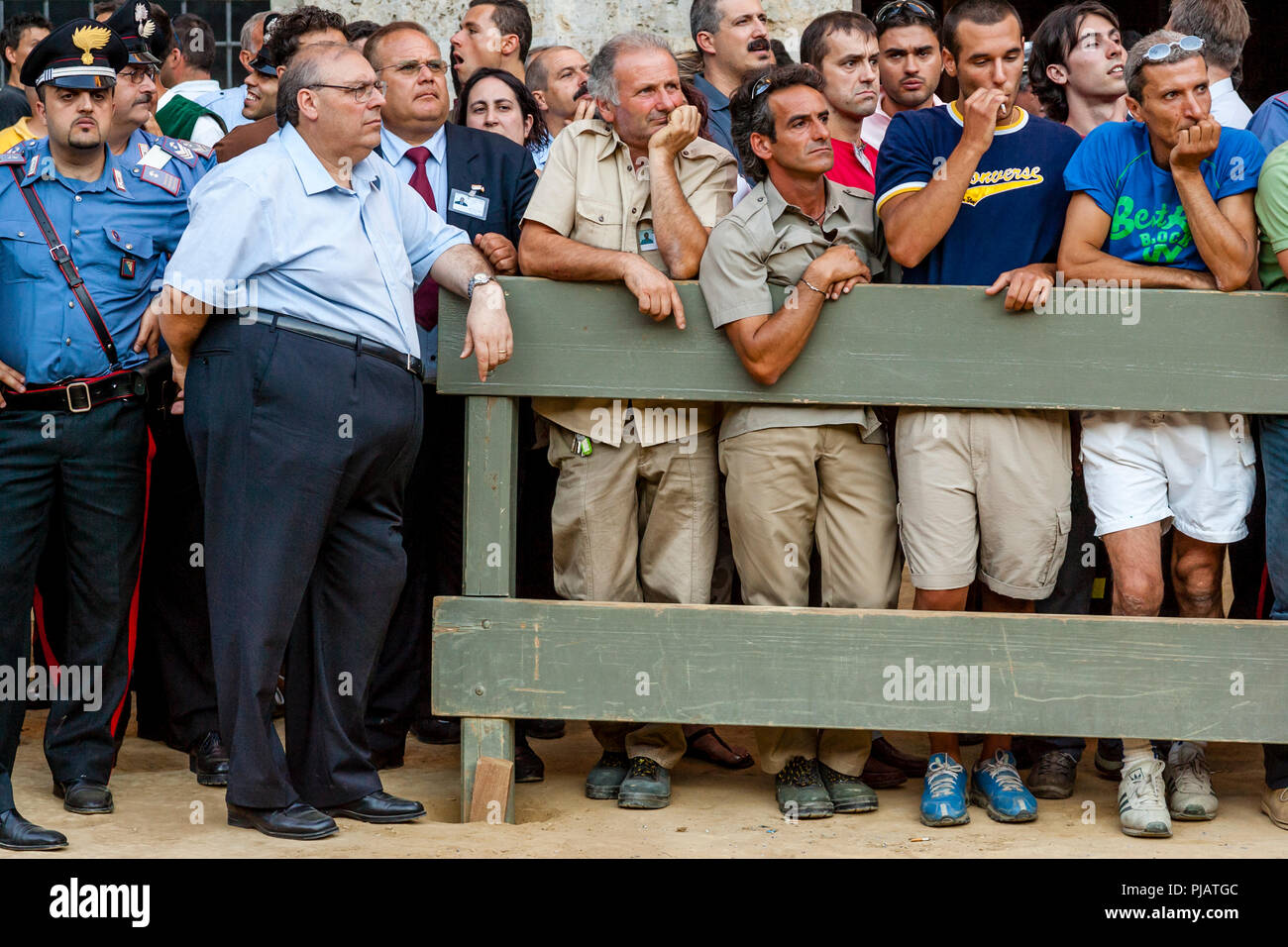 La population locale pour le Palio d'attente pour commencer, la Piazza del Campo, le Palio di Siena, Sienne, Italie Banque D'Images