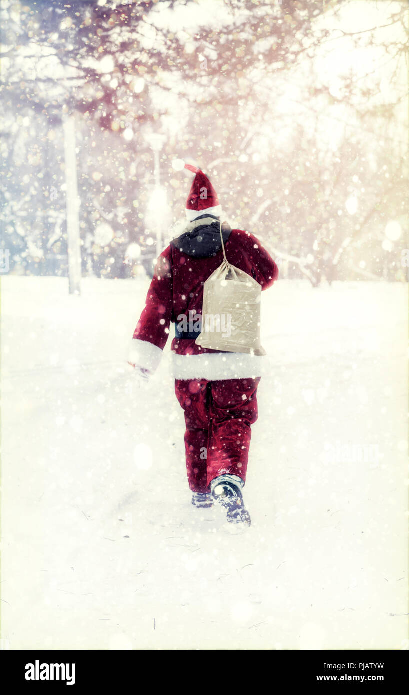 Père Noël en tempête de neige, le port présente Banque D'Images