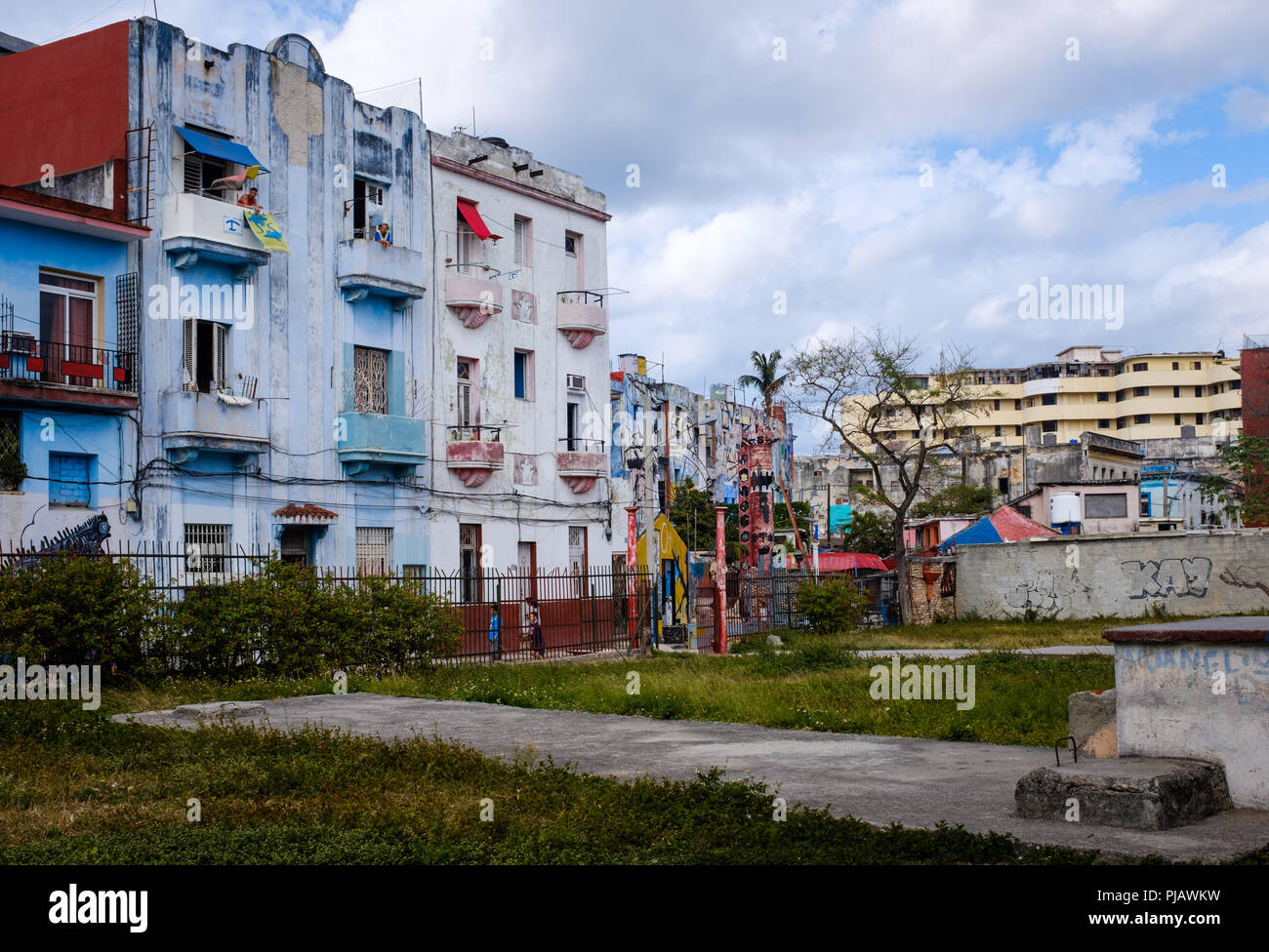 La HAVANE, CUBA - CIRCA MARS 2017 : bâtiments autour de la célèbre Callejón de Hamel dans la région de Centro Habana. Une attraction touristique populaire de La Havane. Banque D'Images