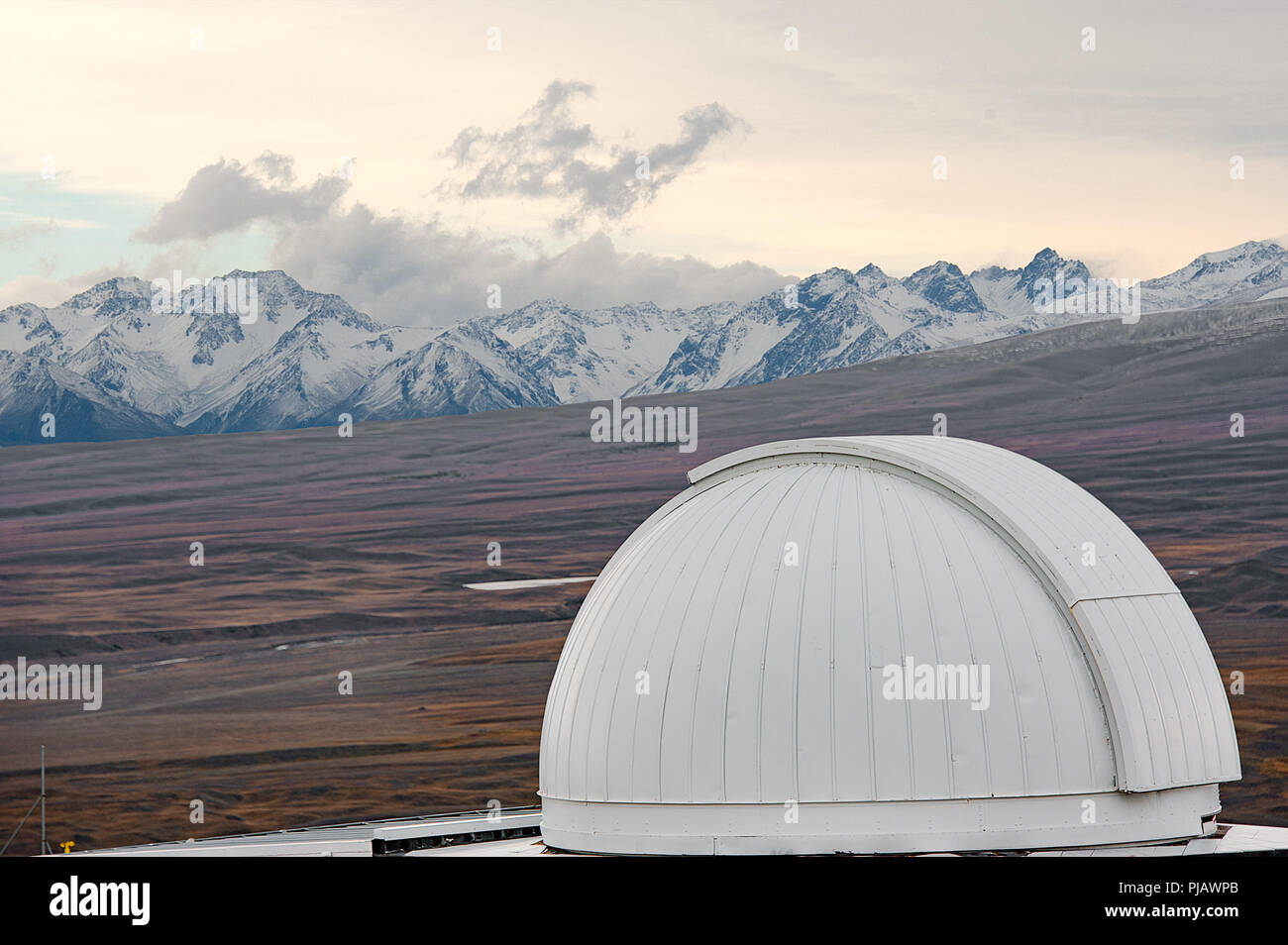 Vue sur l'horizon du Mont John University Observatory situé à 1 029 mètres au sommet du mont John à l'extrémité nord du bassin du Mackenzie, en Nouvelle-Zélande. Banque D'Images