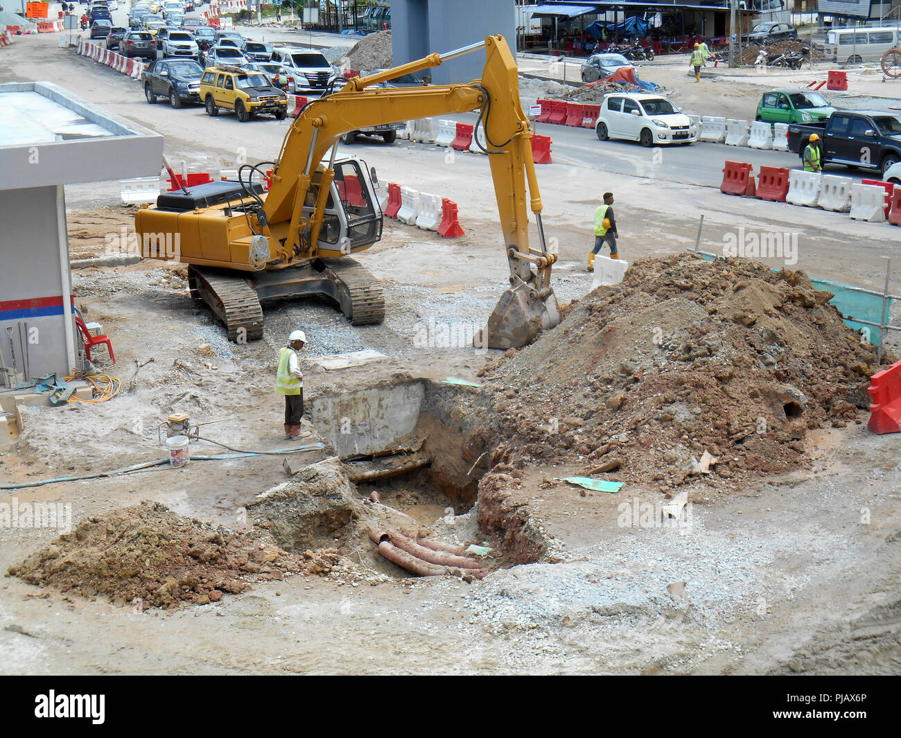 Site de construction sur les progrès réalisés sur le site. La construction de la structure du bâtiment est encore à ses débuts. Les travaux de terrassement sont également en cours. Banque D'Images