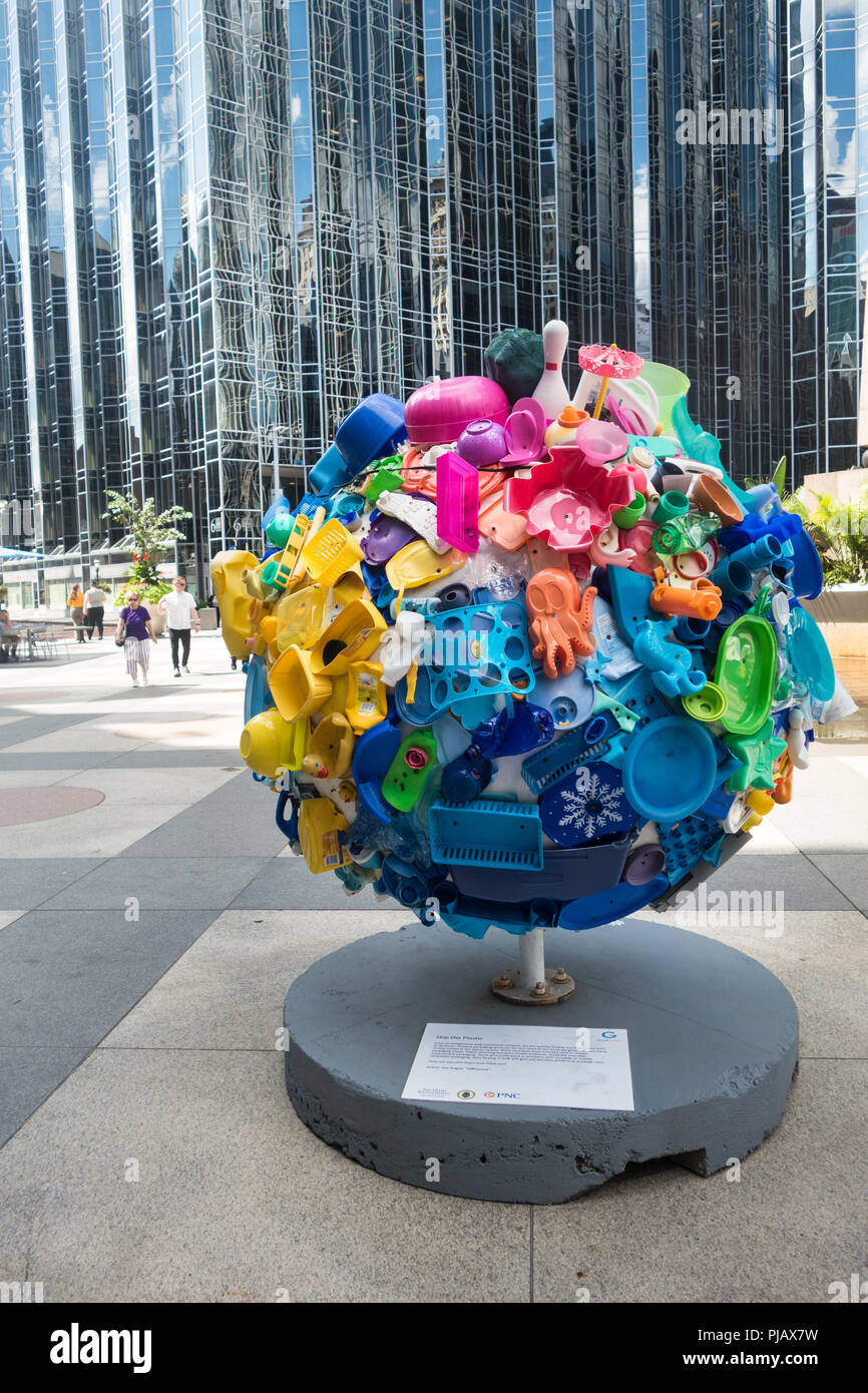 Exposition d'art public, "Cool Globes : Hot Ideas pour une planète" à Pittsburgh les globes colorés pour promouvoir des solutions pour les changements climatiques Banque D'Images