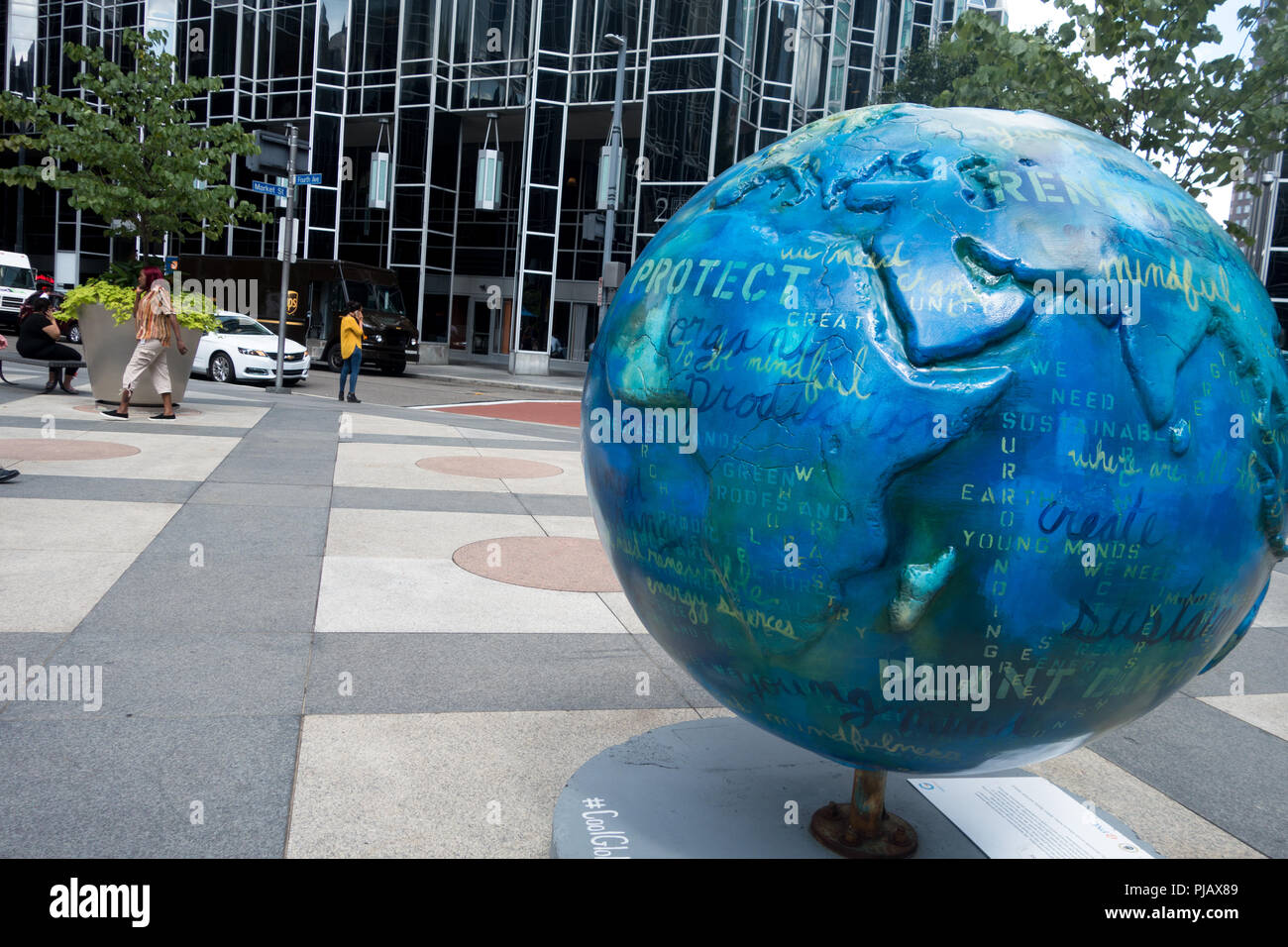 Exposition d'art public, "Cool Globes : Hot Ideas pour une planète" à Pittsburgh les globes colorés pour promouvoir des solutions pour les changements climatiques Banque D'Images