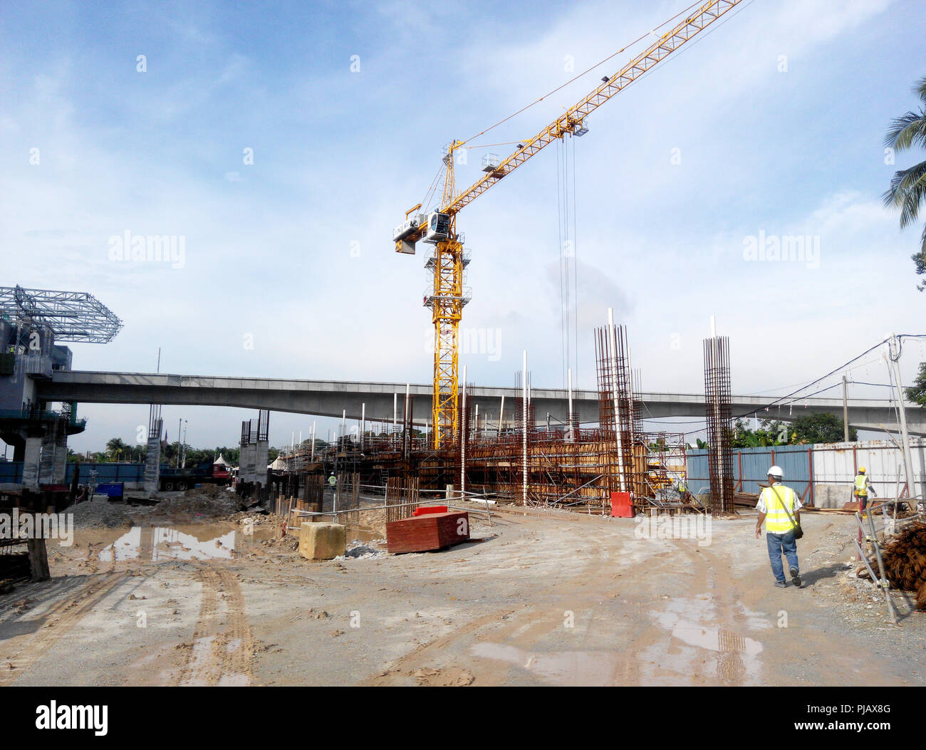 Site de construction sur les progrès réalisés sur le site. La construction de la structure du bâtiment est encore à ses débuts. Les travaux de terrassement sont également en cours. Banque D'Images
