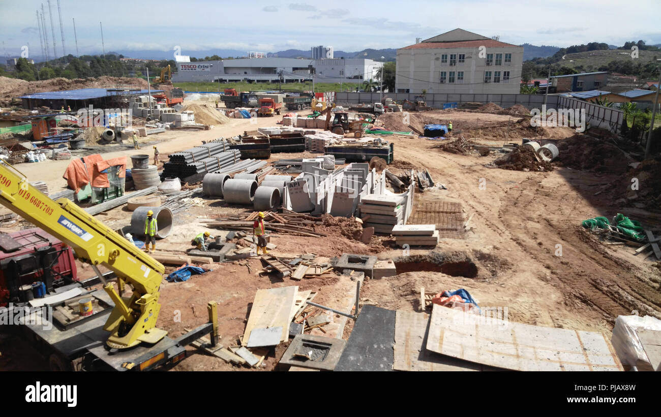 Site de construction sur les progrès réalisés sur le site. La construction de la structure du bâtiment est encore à ses débuts. Les travaux de terrassement sont également en cours. Banque D'Images