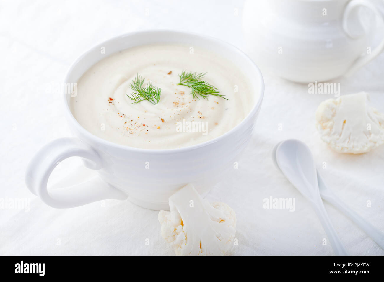 Soupe de chou-fleur sur fond blanc. Alimentation saine. Banque D'Images