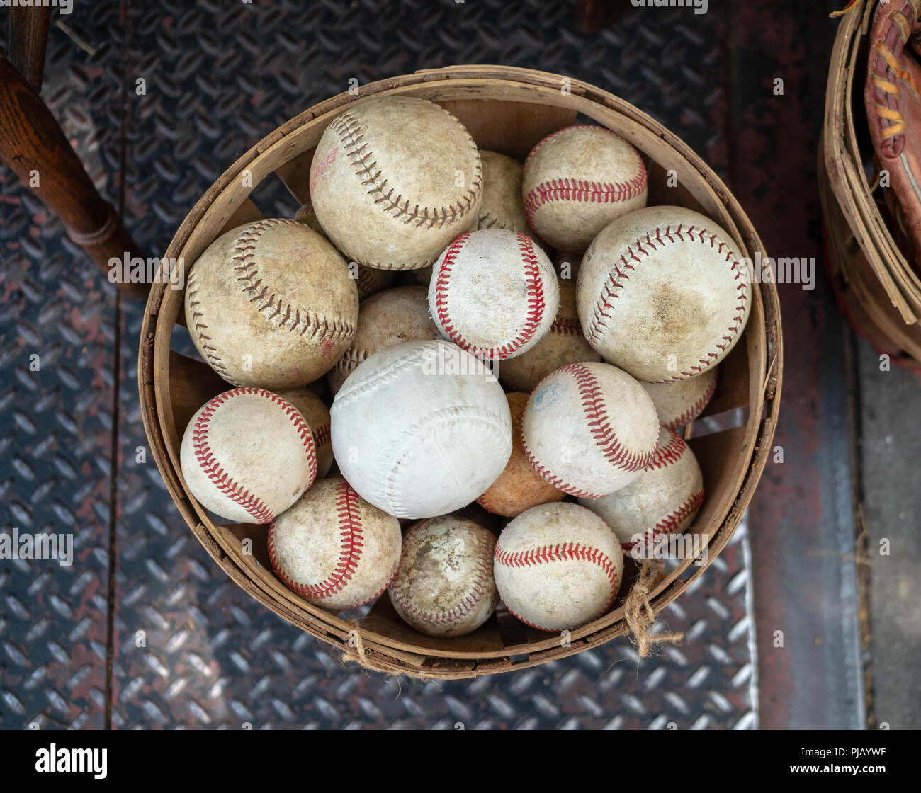 Un panier de old weathered ball assis dehors sur la rue Banque D'Images
