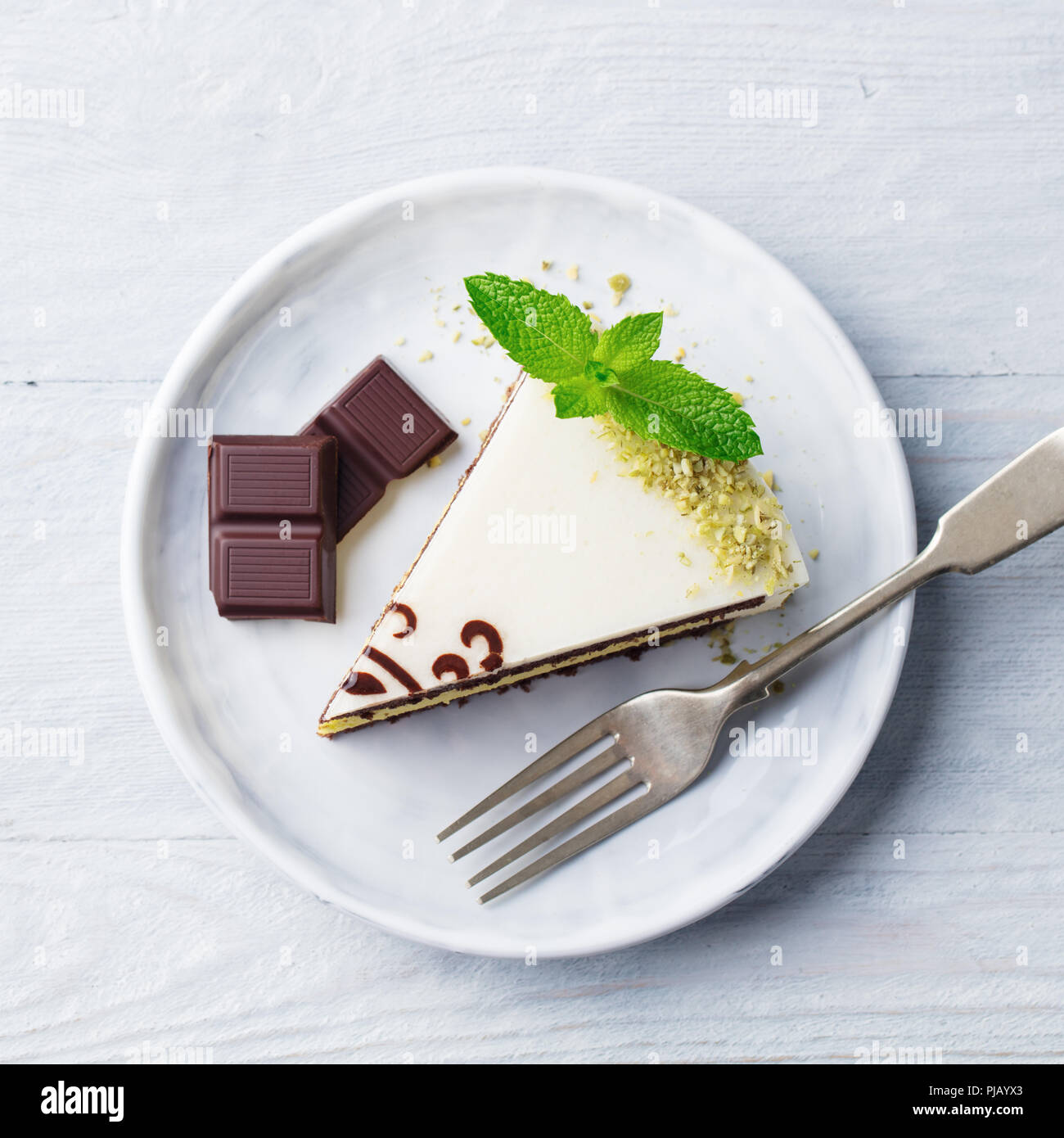 Gateau Au Chocolat Blanc Avec Feuille De Menthe Fraiche Sur Une Assiette Fond De Bois Haut Vew Photo Stock Alamy Gateau Au Chocolat Blanc Avec Feuille De Menthe Fraiche Sur Une Assiette Fond De Bois Haut Vew Photo Stock Alamy