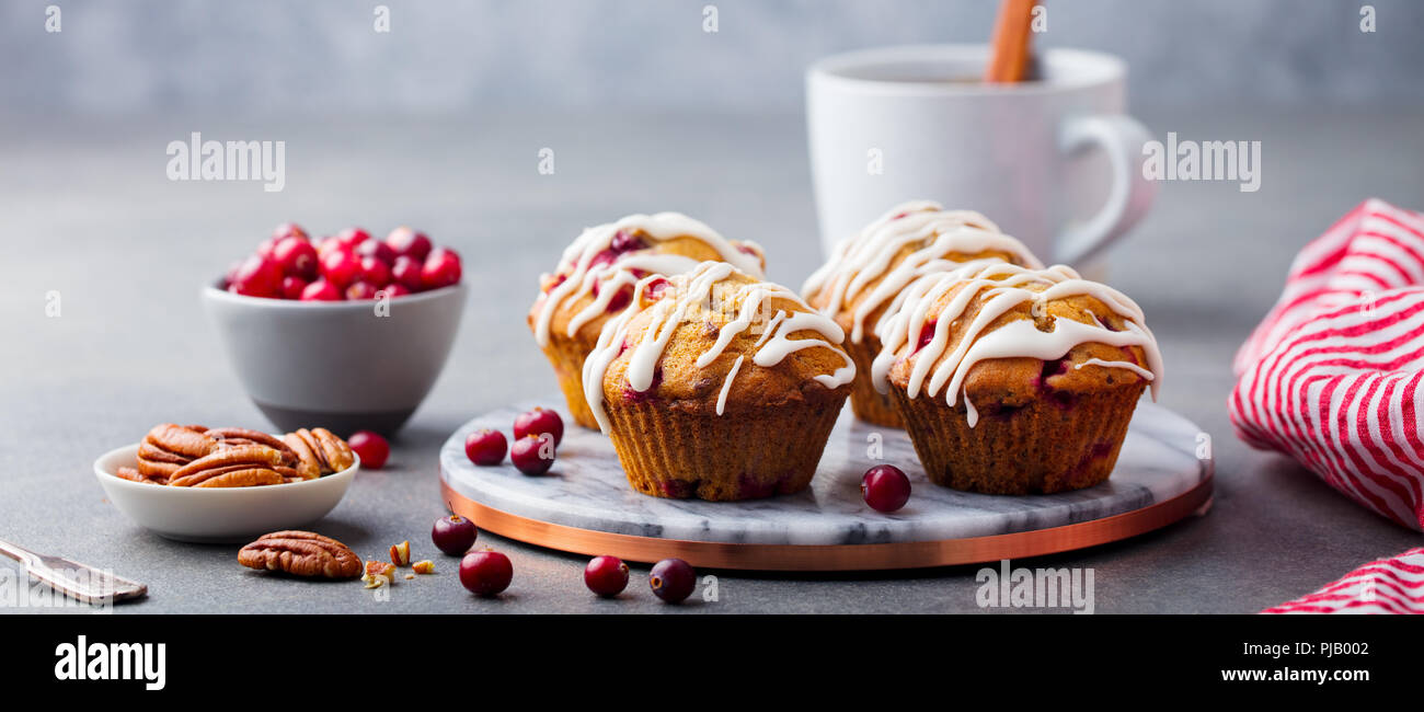 Muffins, gâteaux aux Canneberges et noix de pécan. Décoration de Noël. Banque D'Images