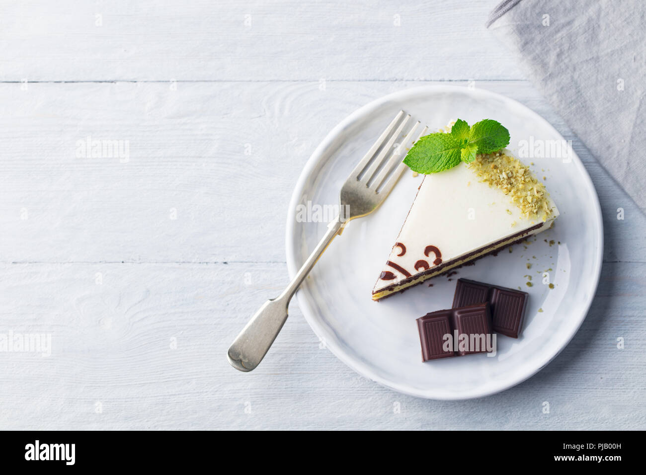 Gateau Au Chocolat Blanc Avec Feuille De Menthe Fraiche Sur Une Assiette Fond De Bois Copier L Espace Haut Vew Photo Stock Alamy Gateau Au Chocolat Blanc Avec Feuille De Menthe Fraiche Sur Une Assiette Fond De Bois Copier L Espace Haut Vew Photo Stock Alamy