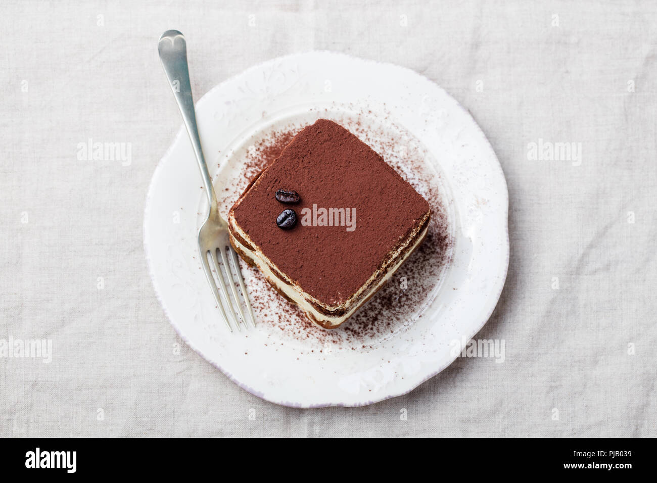 Le Tiramisu, un dessert italien traditionnel sur une plaque blanche. Copier l'espace. Vue d'en haut. Banque D'Images