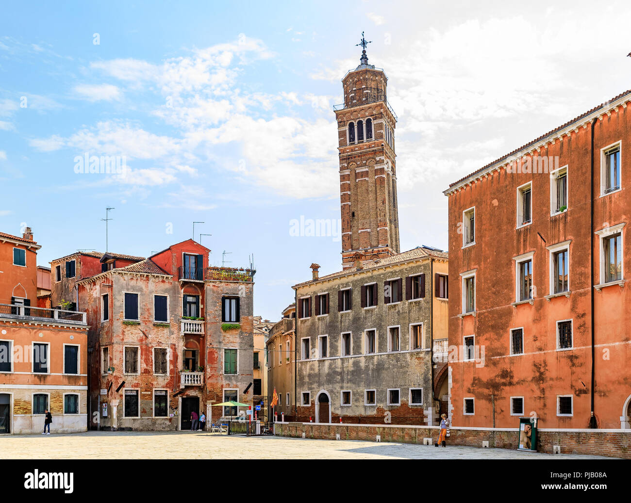 Venise, Italie - 23 septembre 2017 : Façades de bâtiments anciens typiques dans un vieux carré avec une tour-clocher de l'église Chiesa di Santo Stefano Banque D'Images