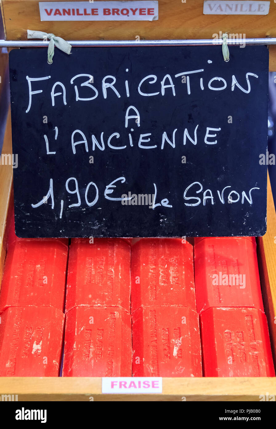 Savon artisanal naturel français de fraises dans des caisses en bois dans un marché à Grasse, Provence, France Banque D'Images