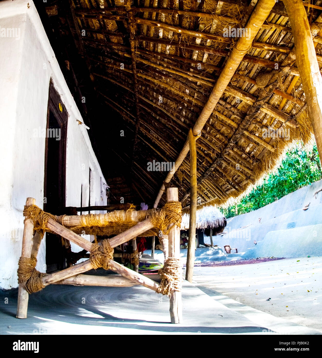 Lit en bois dans village Banque D'Images