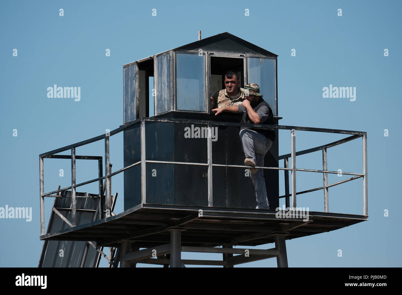 Des membres des forces armées libanaises se trouvent sur une tour de guet, du côté libanais de la frontière avec Israël, près du passage de Rosh HaNikra, également connu sous le nom de passage de Ras Al Naqoura. Banque D'Images