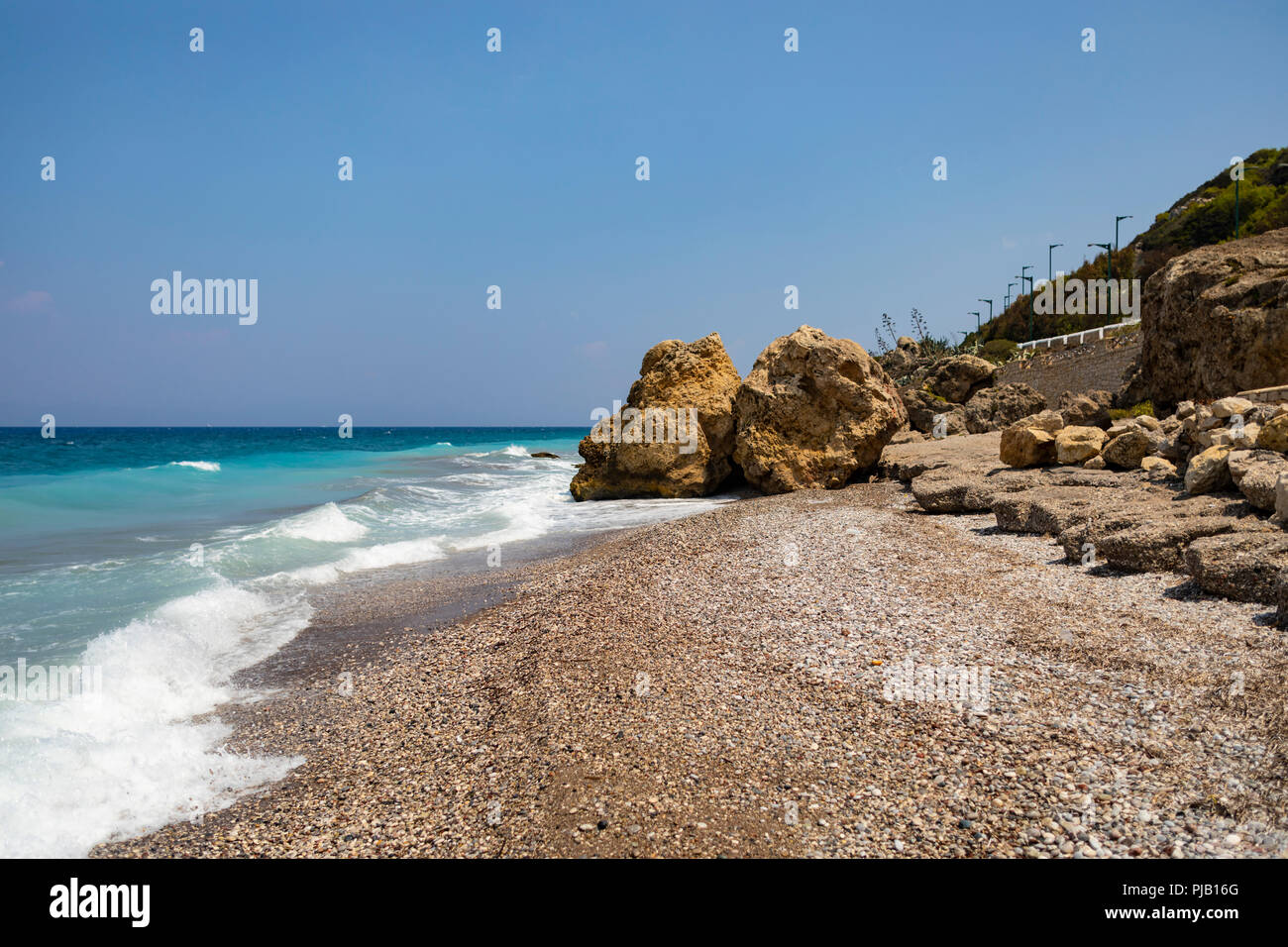 Vue paysage de rêve d'azur à une mer turquoise qui entoure l'île grecque de Rhodes en Grèce, l'Europe. Banque D'Images