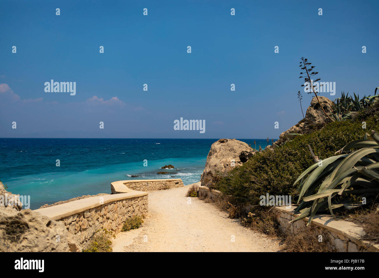 Vue paysage de rêve d'azur à une mer turquoise qui entoure l'île grecque de Rhodes en Grèce, l'Europe. Banque D'Images
