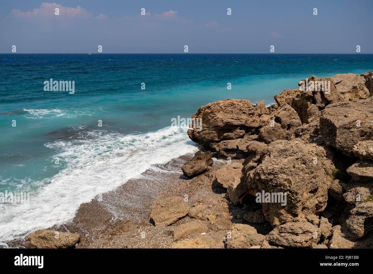 Vue paysage de rêve d'azur à une mer turquoise qui entoure l'île grecque de Rhodes en Grèce, l'Europe. Banque D'Images