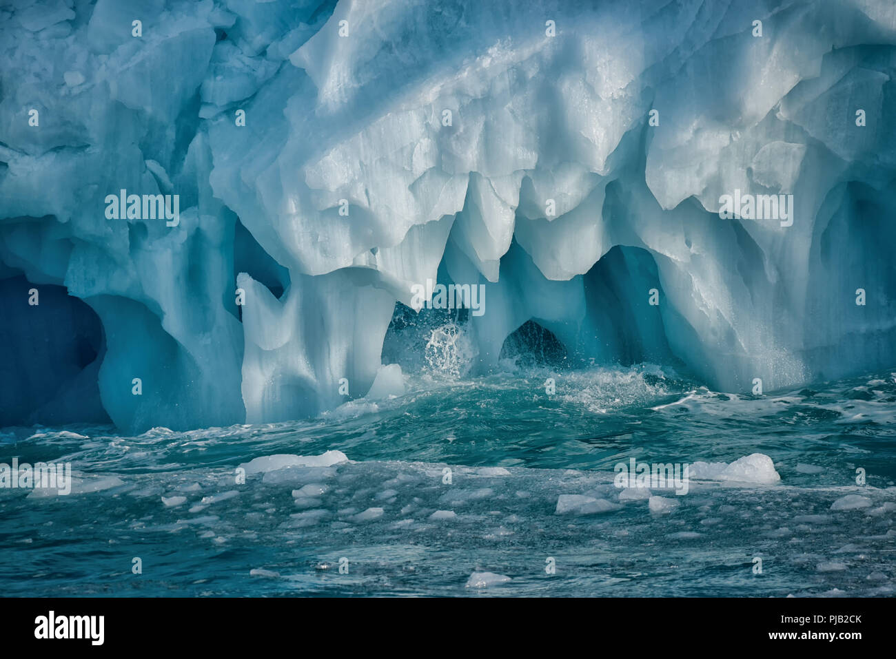 Gros plan d'un iceberg en fonte près de Bråsvellbreen, calotte glaciaire arctique Austfonna , Norgaustlandet, Archipel de Svalbard, Norvège Banque D'Images