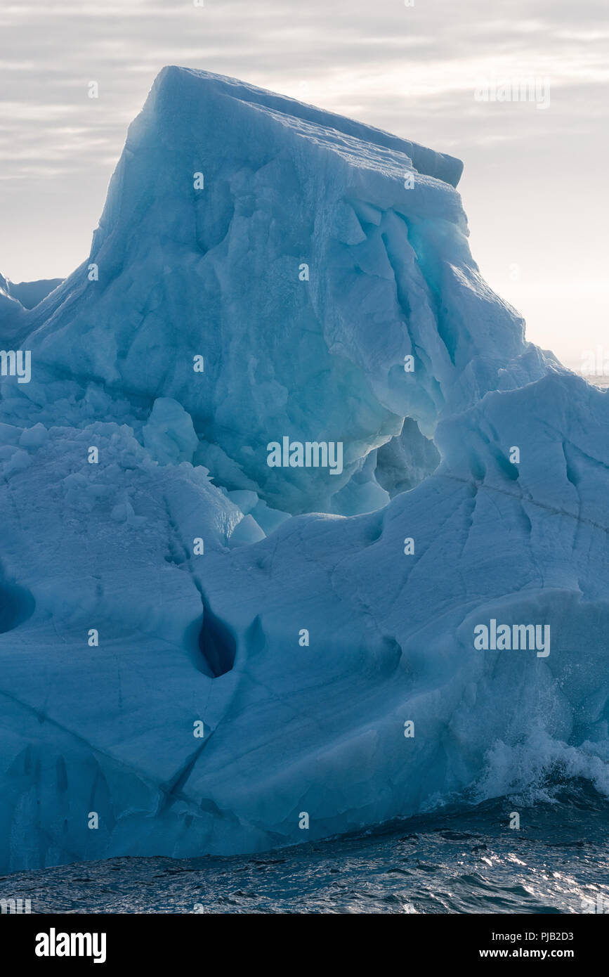 Gros plan d'un iceberg en fonte près de Bråsvellbreen, calotte glaciaire arctique Austfonna , Norgaustlandet, Archipel de Svalbard, Norvège Banque D'Images