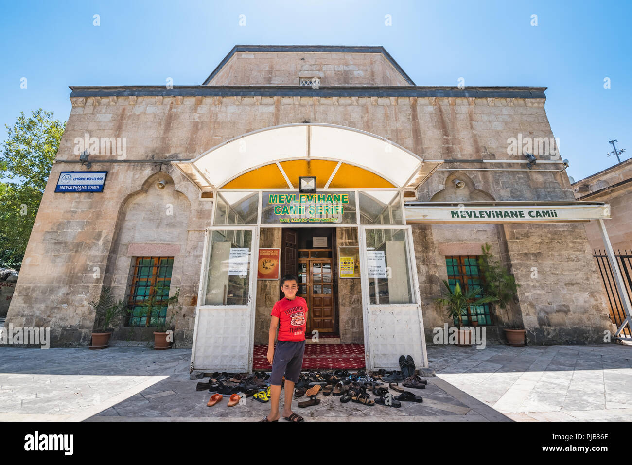 Enfants non identifiés entre à Mevlevihane mosquée construite en 1740,Sanliurfa,Turquie.19 juillet 2018 Banque D'Images