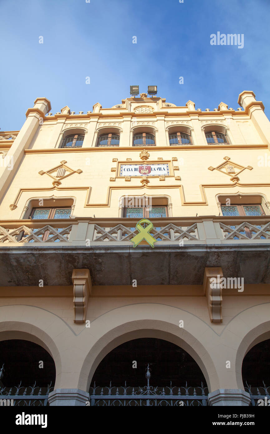 Ruban jaune sur l'indépendance catalane de l'Hôtel de ville de Sitges en Espagne Banque D'Images