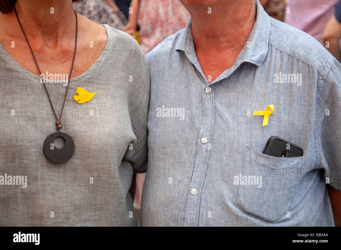 Couple avec les broches de l'indépendance catalane à Sitges, Espagne Banque D'Images