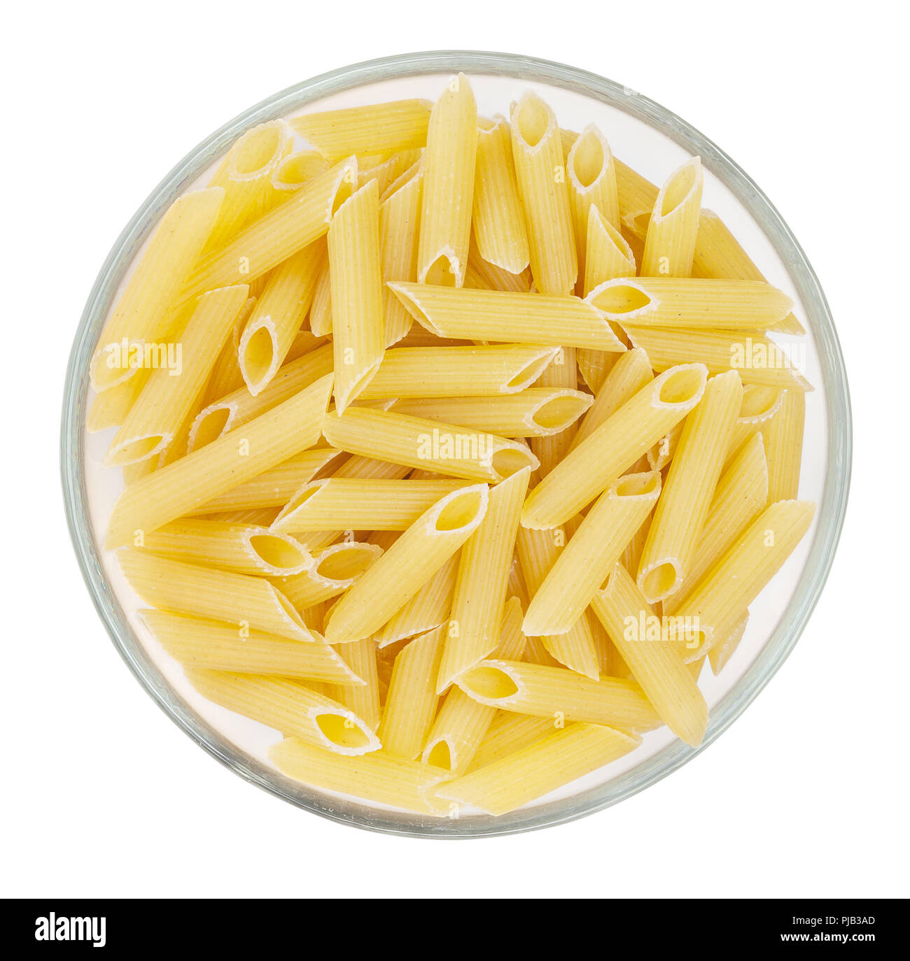 Pâtes penne isolé sur fond blanc avec clipping path Banque D'Images