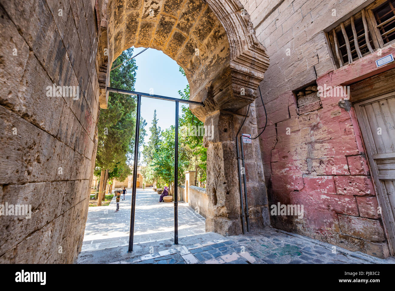 Porte de la mosquée Ulu(Grande) construit entre 1170-1175 à Sanliurfa, en Turquie.19 juillet 2018 Banque D'Images