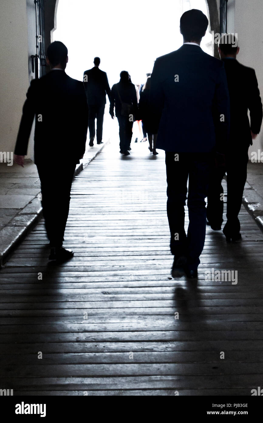 Silhouettes de gens d'affaires marche dans un passage inférieur Banque D'Images