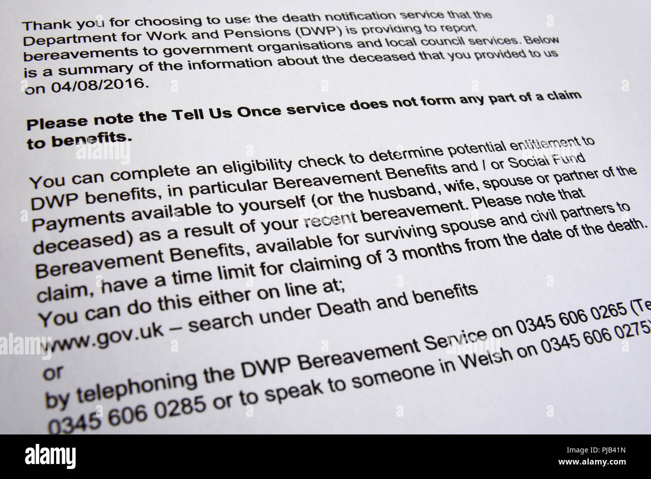 Ministère du Travail & Pensions documents de la paperasserie. Documents du gouvernement britannique UK DWP pour deuils. Nous Dire qu'une seule fois. La mort et les avantages. Fonds Social Banque D'Images