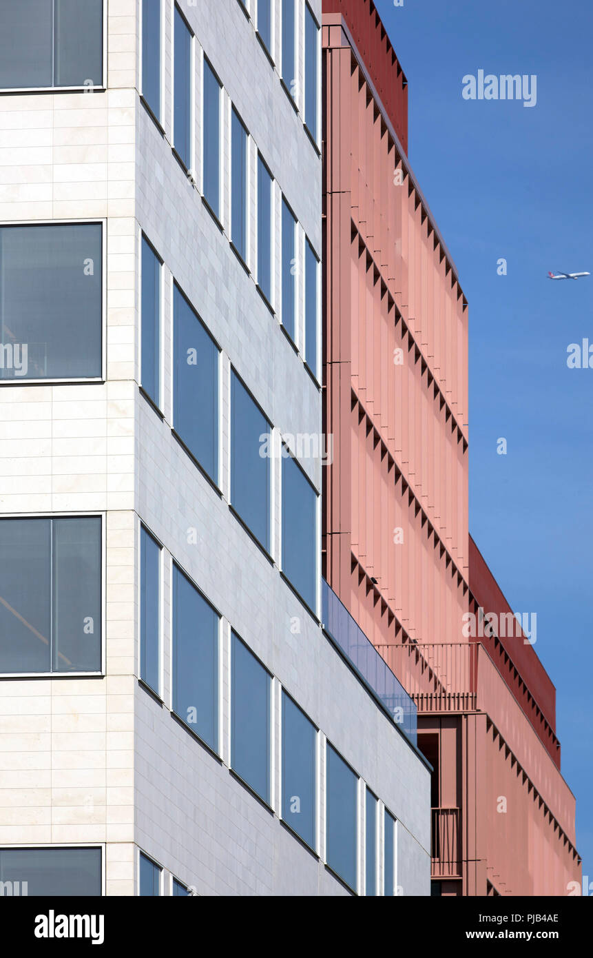 Vue rapprochée de façades contrastées. Centre de l'Aga Khan, Londres, Royaume-Uni. Architecte : Maki and Associates, 2018. Banque D'Images