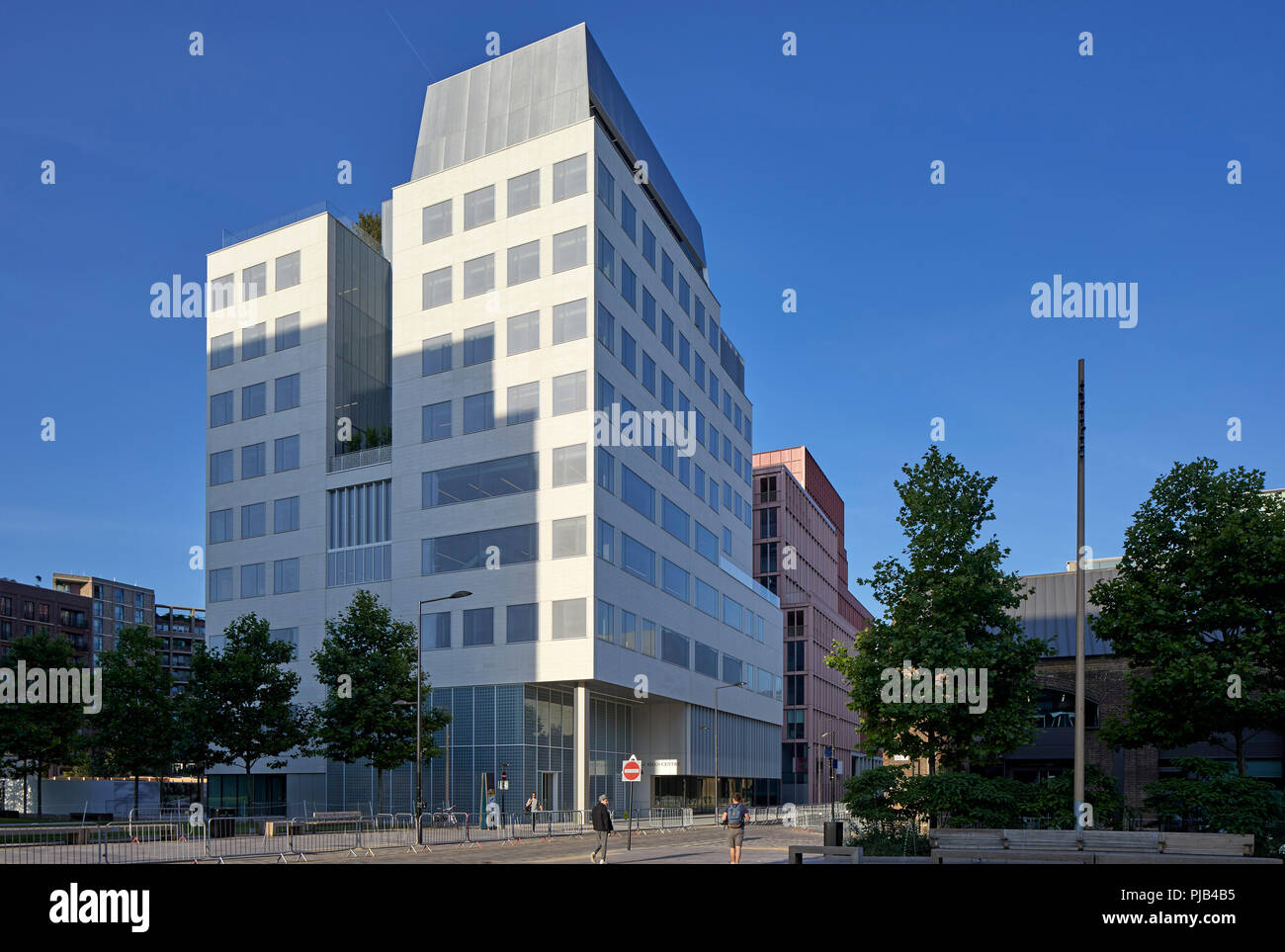 La façade extérieure. Centre de l'Aga Khan, Londres, Royaume-Uni. Architecte : Maki and Associates, 2018. Banque D'Images