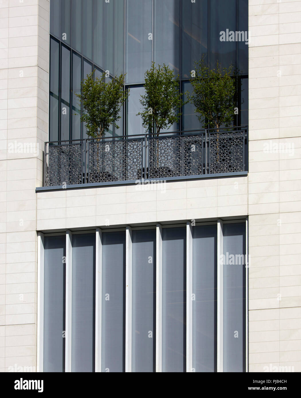 Détail de la façade extérieure. Centre de l'Aga Khan, Londres, Royaume-Uni. Architecte : Maki and Associates, 2018. Banque D'Images