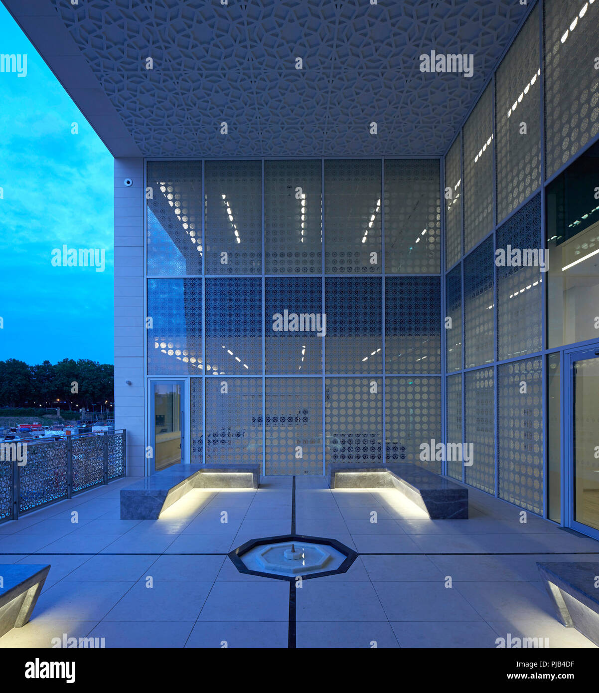 Au niveau inférieur, le jardin islamique vue au crépuscule. Centre de l'Aga Khan, Londres, Royaume-Uni. Architecte : Maki and Associates, 2018. Banque D'Images