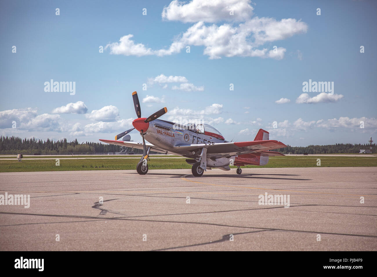 P-51 Mustang posés sur la piste Banque D'Images