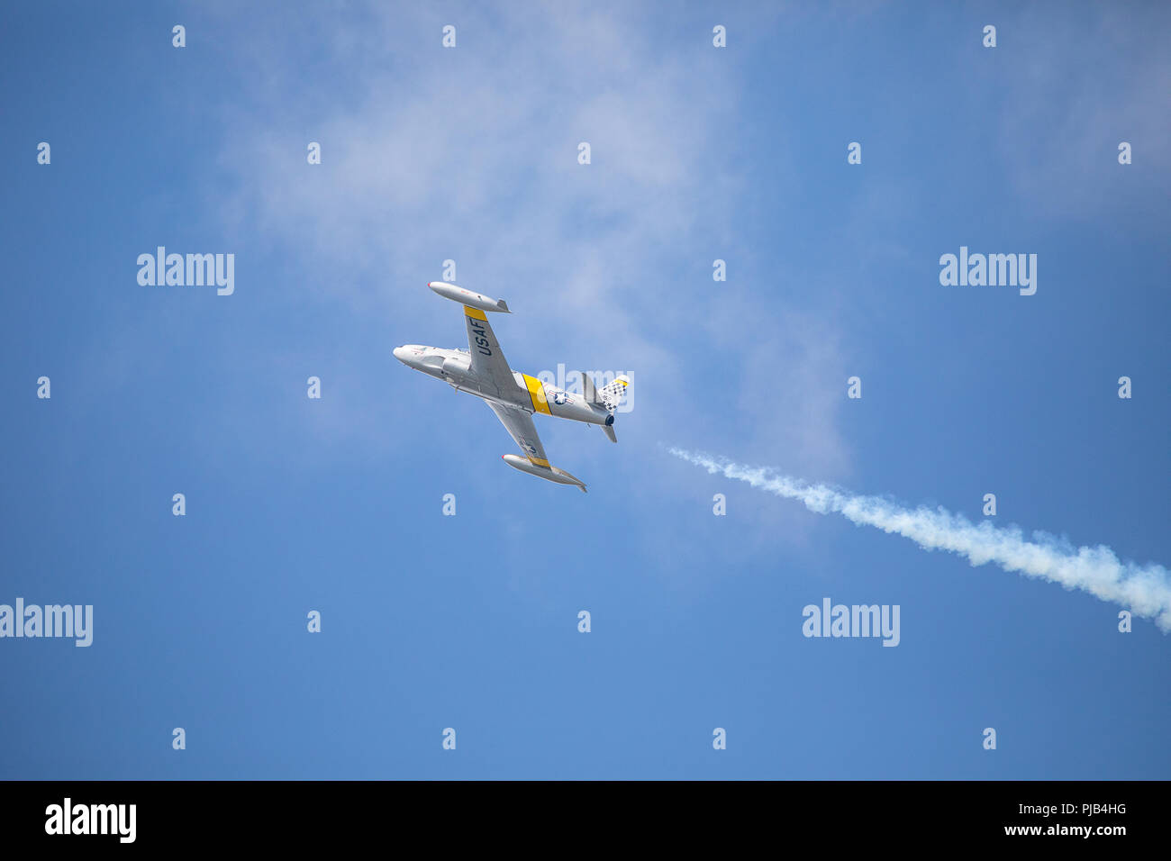 Jet T-33 voler dans un ciel bleu Banque D'Images