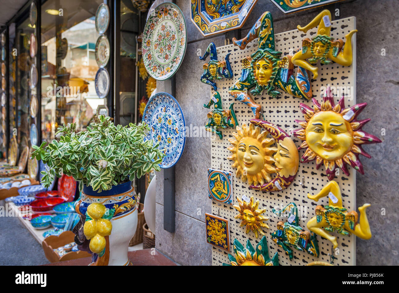 TAORMINA, ITALIE - 16 octobre 2014 : Souvenir typique de Sicile en céramique symbolisant le soleil et triskelions - symbole de la Sicile Banque D'Images