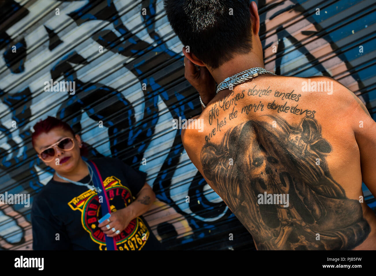 Un croyant mexicaine montre son Santa Muerte (sainte mort) tattoo durant une cérémonie religieuse à Tepito, un quartier dangereux de la ville de Mexico, Mexique. Banque D'Images