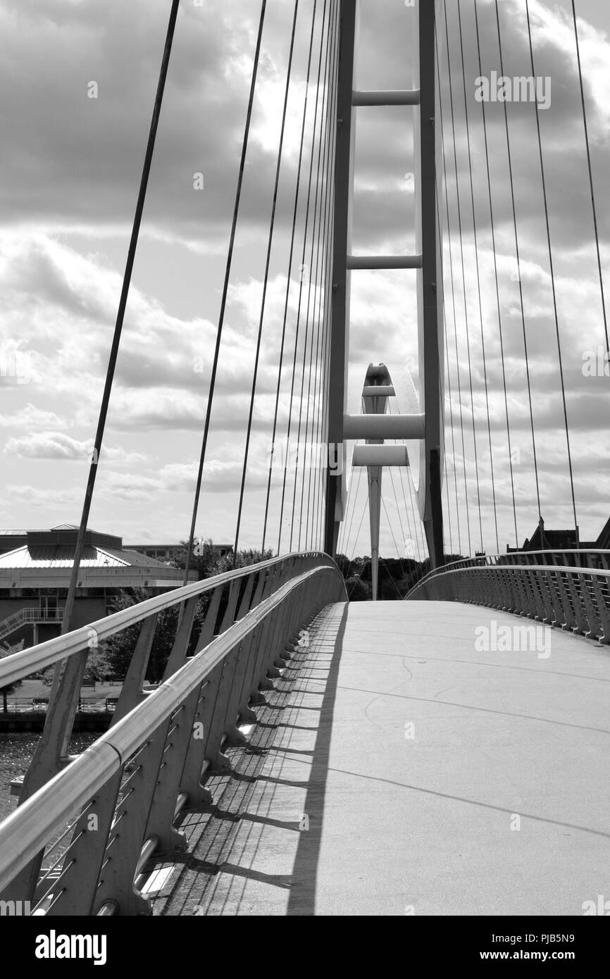 Noir et blanc, de droit à l'éclairage naturel de l'icône de l'Infini pont enjambant la rivière Tees à Stockton-on-Tees, Angleterre. Banque D'Images