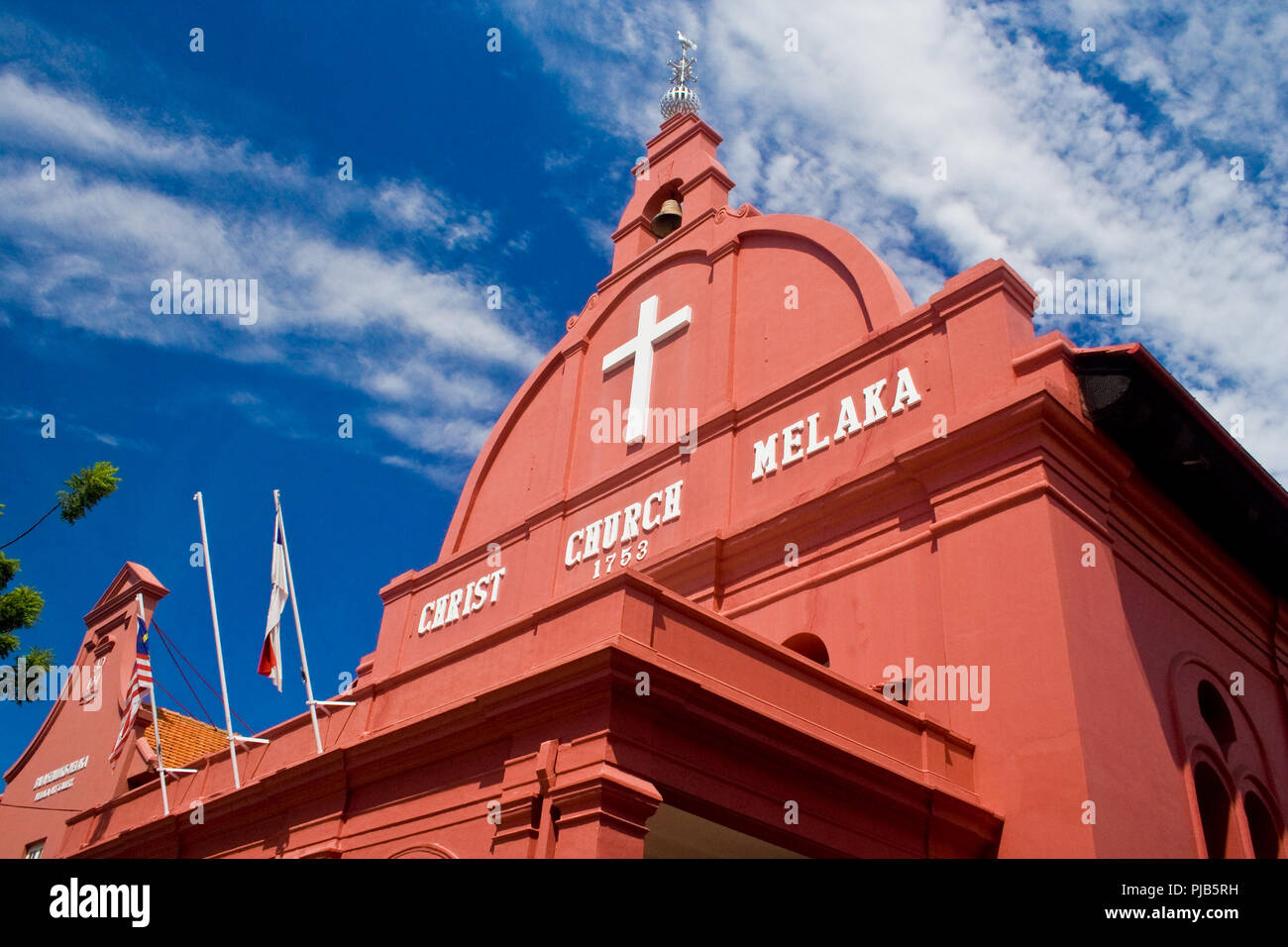 Un grand low angle shot du 18ème siècle peints en rouge la Christ Church à Malacca, Ville de la Malaisie. Banque D'Images