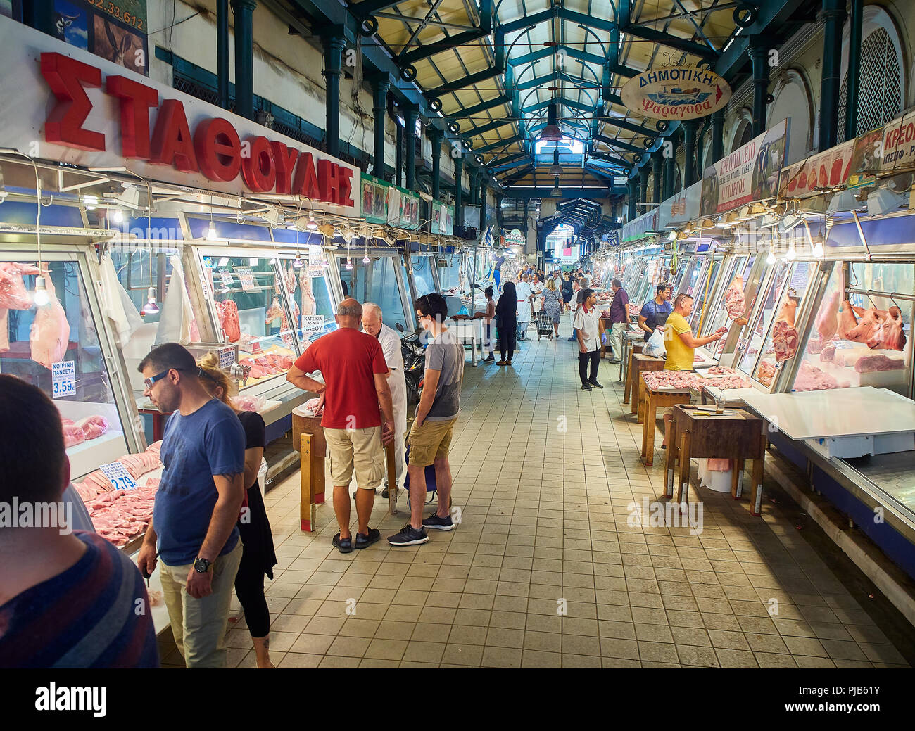 Athènes, Grèce - Juillet 2, 2018. L'achat de ses clients en viande, Varvakios Marché Central d'Athènes. Région de l'Attique, en Grèce. Banque D'Images