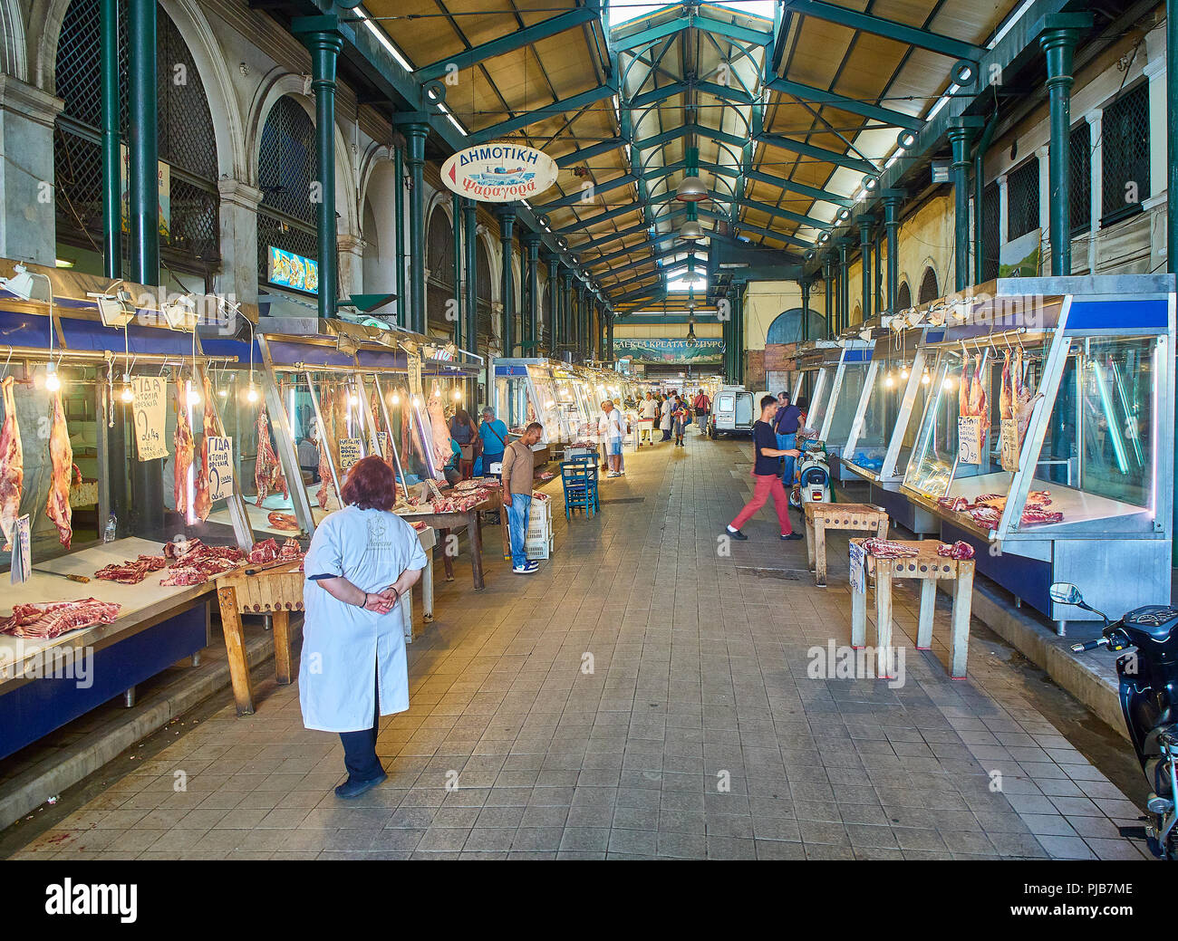 Athènes, Grèce - Juillet 2, 2018. Les bouchers devant son étal dans Varvakios, Marché Central d'Athènes. Région de l'Attique, en Grèce. Banque D'Images