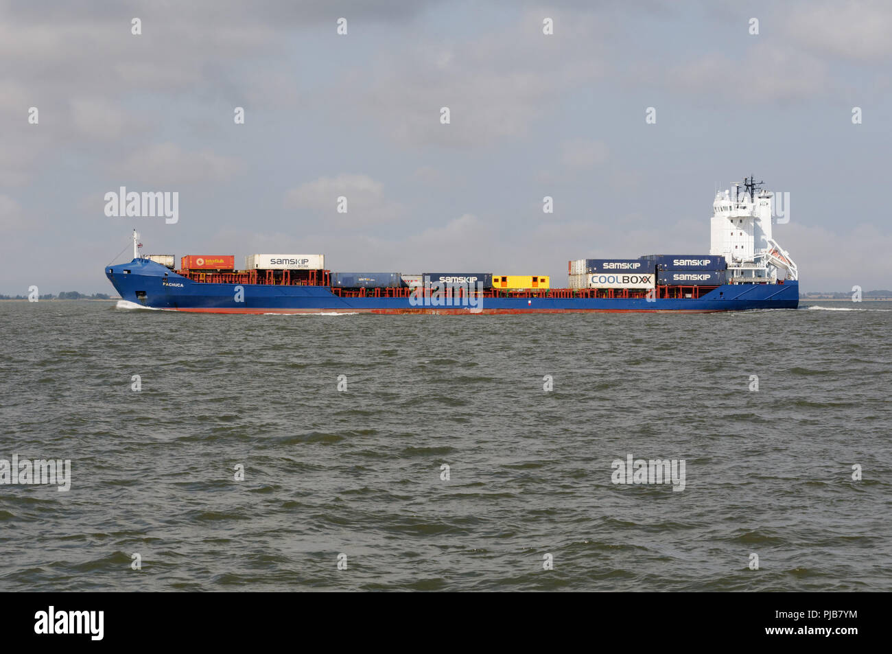 Le porte-conteneurs Pachuca vu dans l'estuaire de la Humber Banque D'Images