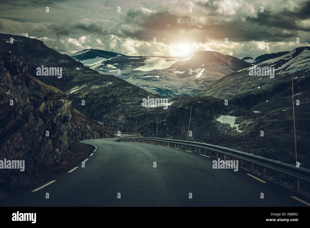 Route alpine spectaculaire en Norvège. Matières paysage rocheux et la route sinueuse. Banque D'Images