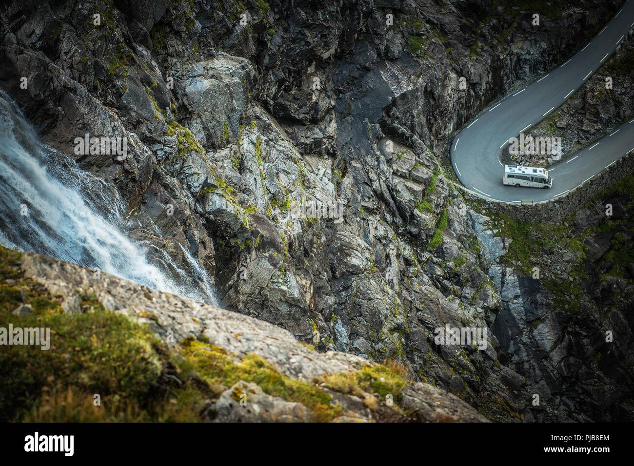 Scenic Camping-Voyage. Route alpine sinueuses avec cascade. Camping sur la route. Banque D'Images