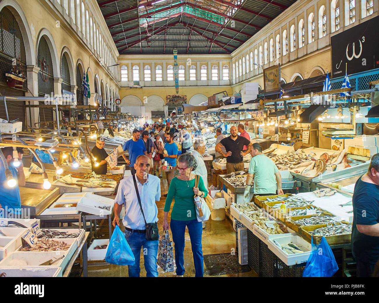 Athènes, Grèce - Juillet 2, 2018. Clients d'acheter du poisson en Varvakios, Marché Central d'Athènes. Région de l'Attique, en Grèce. Banque D'Images